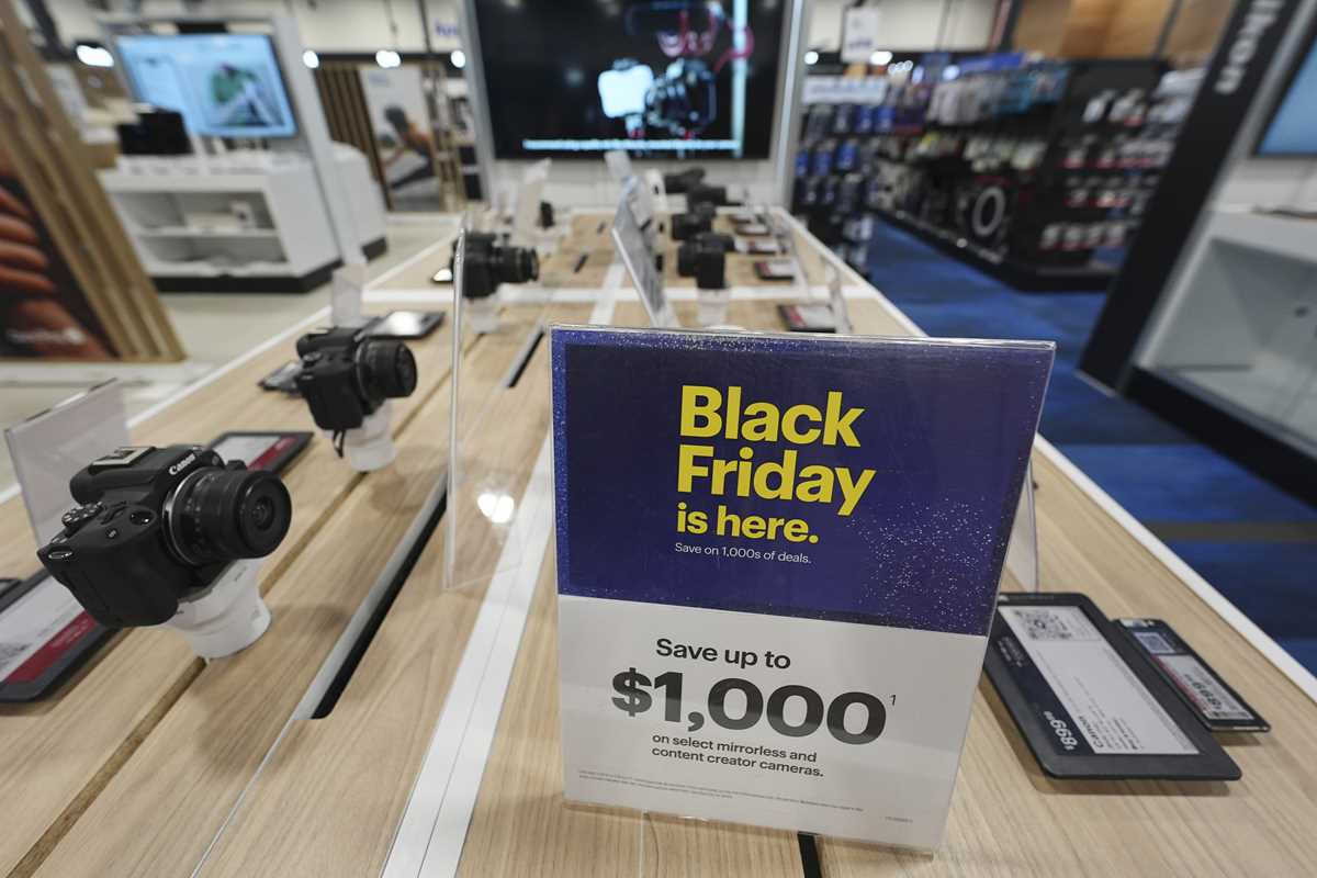 Retailers bank on Black Friday to energize bargainhungry holiday shoppers