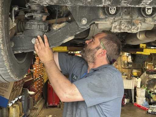 CORRECTS YEAR IN SECOND SENTENCE TO 2023 Mechanic Jon Guthrie inspects the underside of a 2014 Hond…
