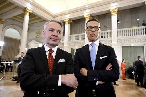 Leaders after the early vote results, National Coalition Party candidate Alexander Stubb, right, an…