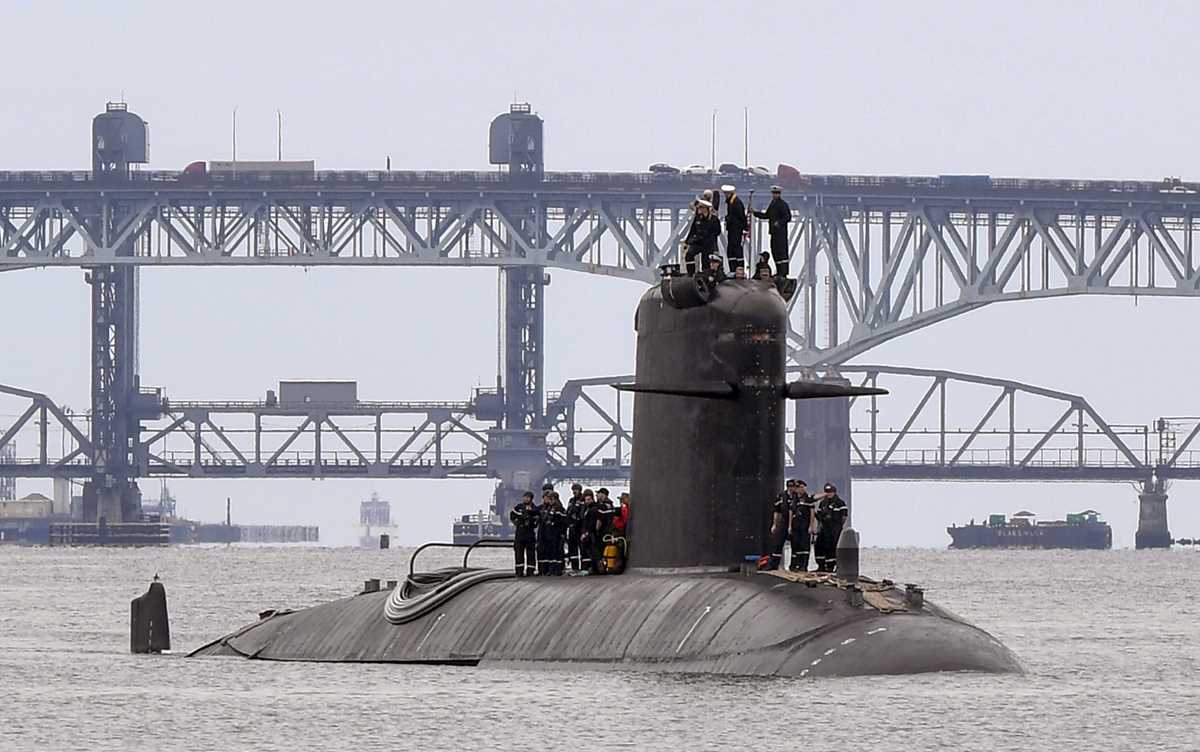 FNS Amethyste (S605) visits Naval Submarine Base New London