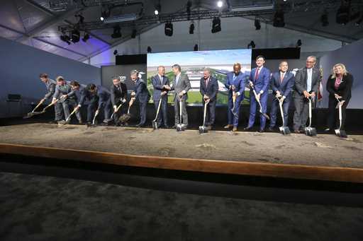 Chung Eui-sun, center left, executive chairman of Hyundai Motor Group, shakes hands with Georgia Go…