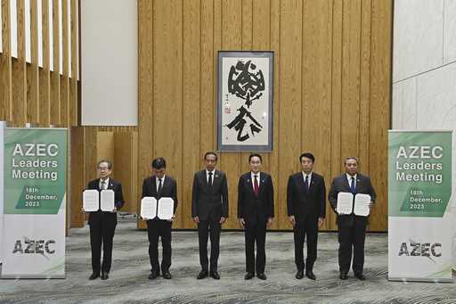 Indonesia's President Joko Widodo, third left, and Japan's Prime Minister Fumio Kishida, fourth lef…