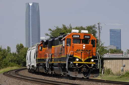 A BNSF locomotive heads south out of Oklahoma City, Sept
