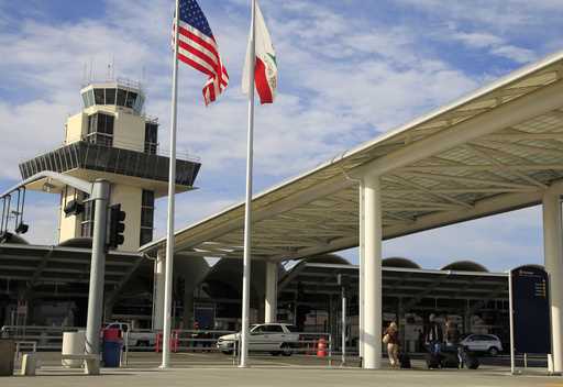 Travelers prepare to enter Oakland International airport Tuesday, November 26, 2013, in Oakland, Ca…