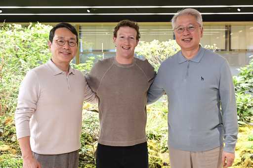 In this photo provided by LG Electronics, its CEO William Cho, from left, Meta CEO Mark Zuckerberg …