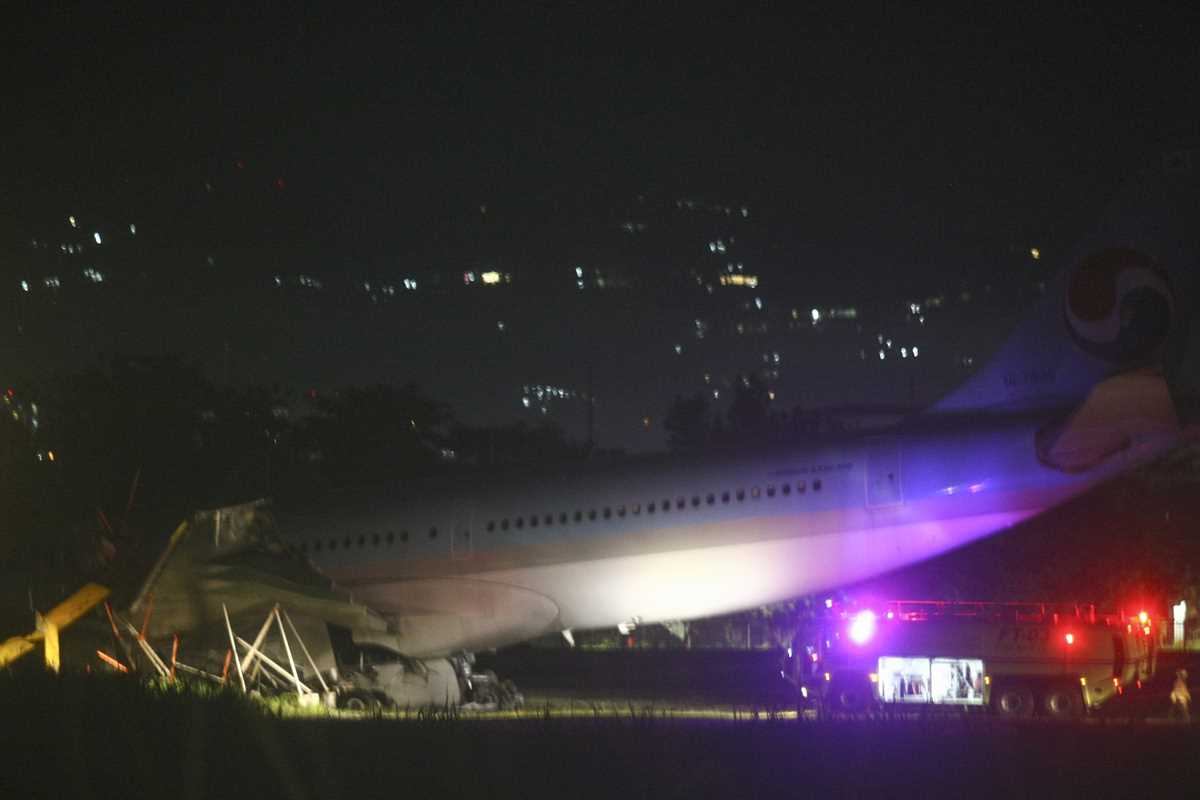 Stalled Korean Air plane damaged, shuts Philippine airport MarketBeat