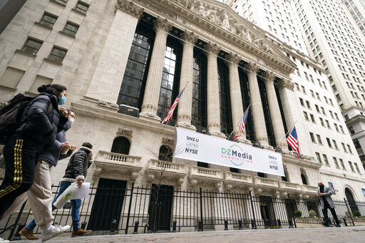 Stock indexes hover near recent highs in more wobbly trading