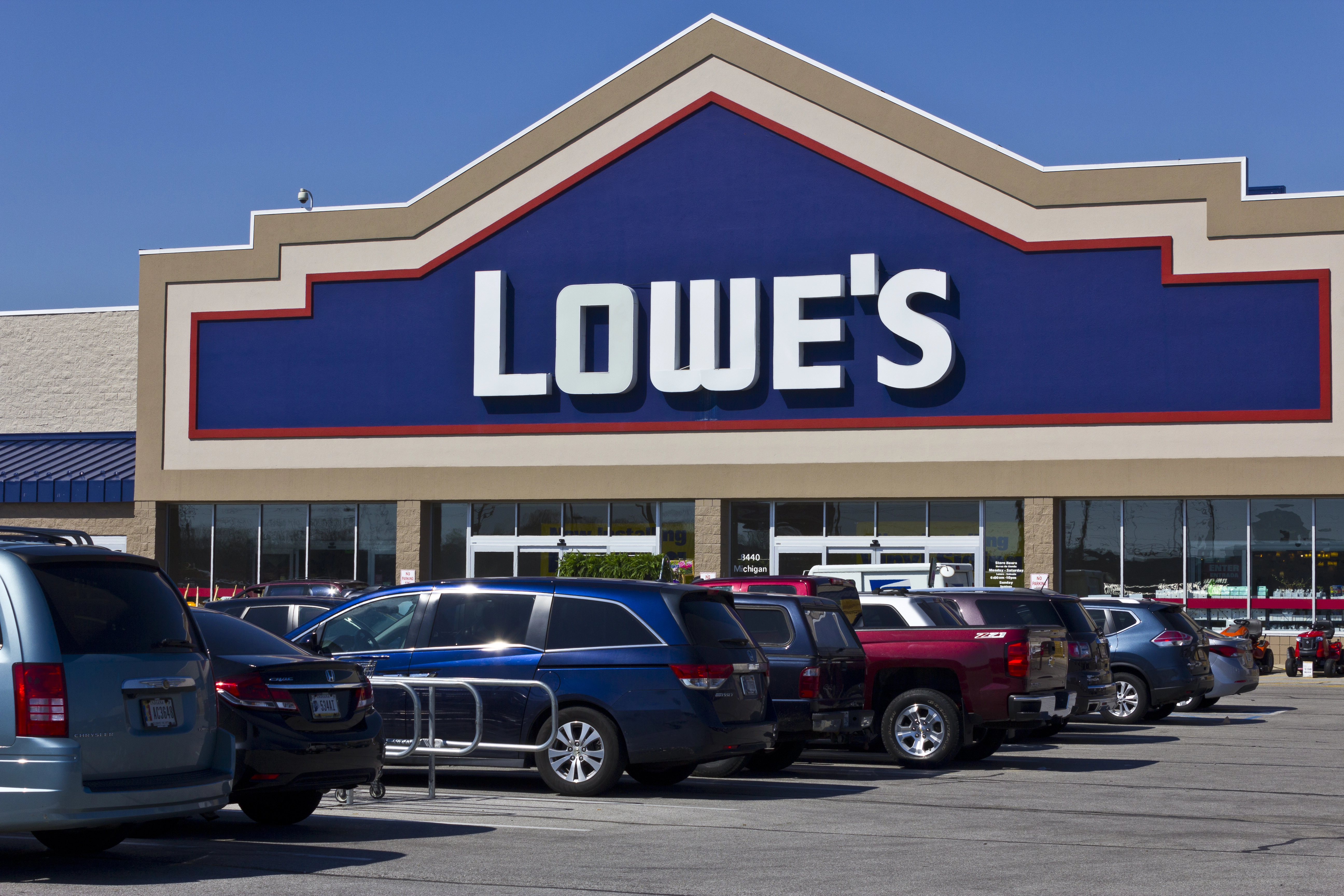 photo of exterior of Lowe's retail store