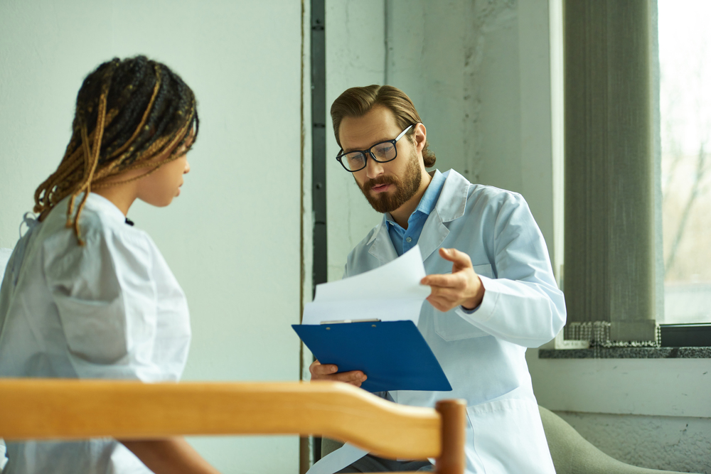 Doctor in glasses looking at diagnosis on clipboard, african american woman, private ward — Photo
