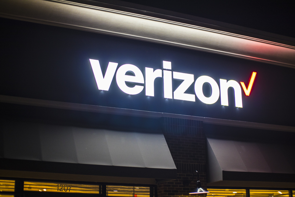 Augusta, Ga USA - 11 21 20: Verizon store building sign at night