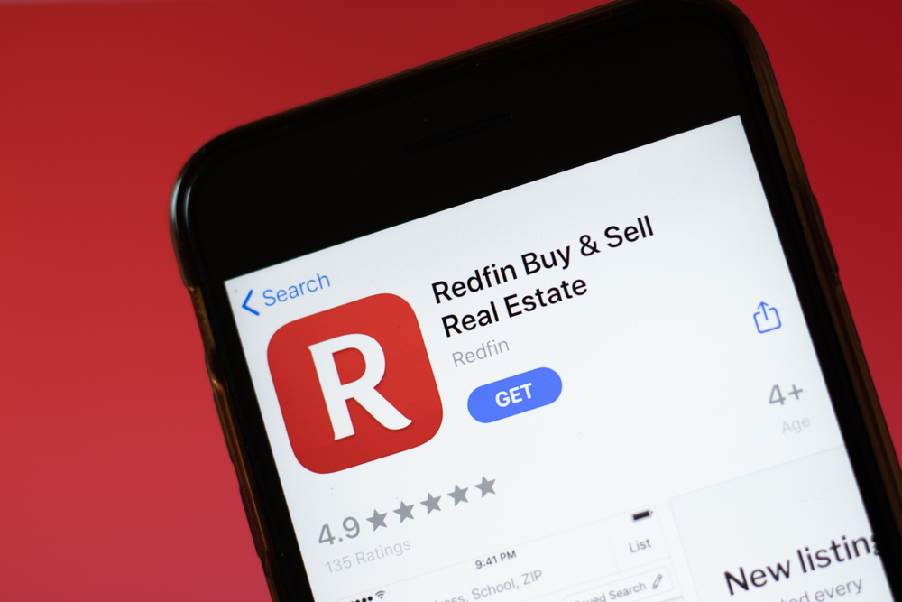 Moscow, Russia - 1 June 2020: Redfin Estate app mobile logo close-up on screen display, Illustrative Editorial — Stock Editorial Photography