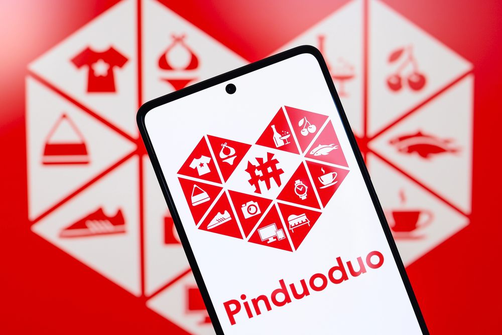 August 26, 2024, Paraguay. In this photo illustration, the Pinduoduo (PDD Holdings) logo is displayed on a smartphone and in the background — Stock Editorial Photography