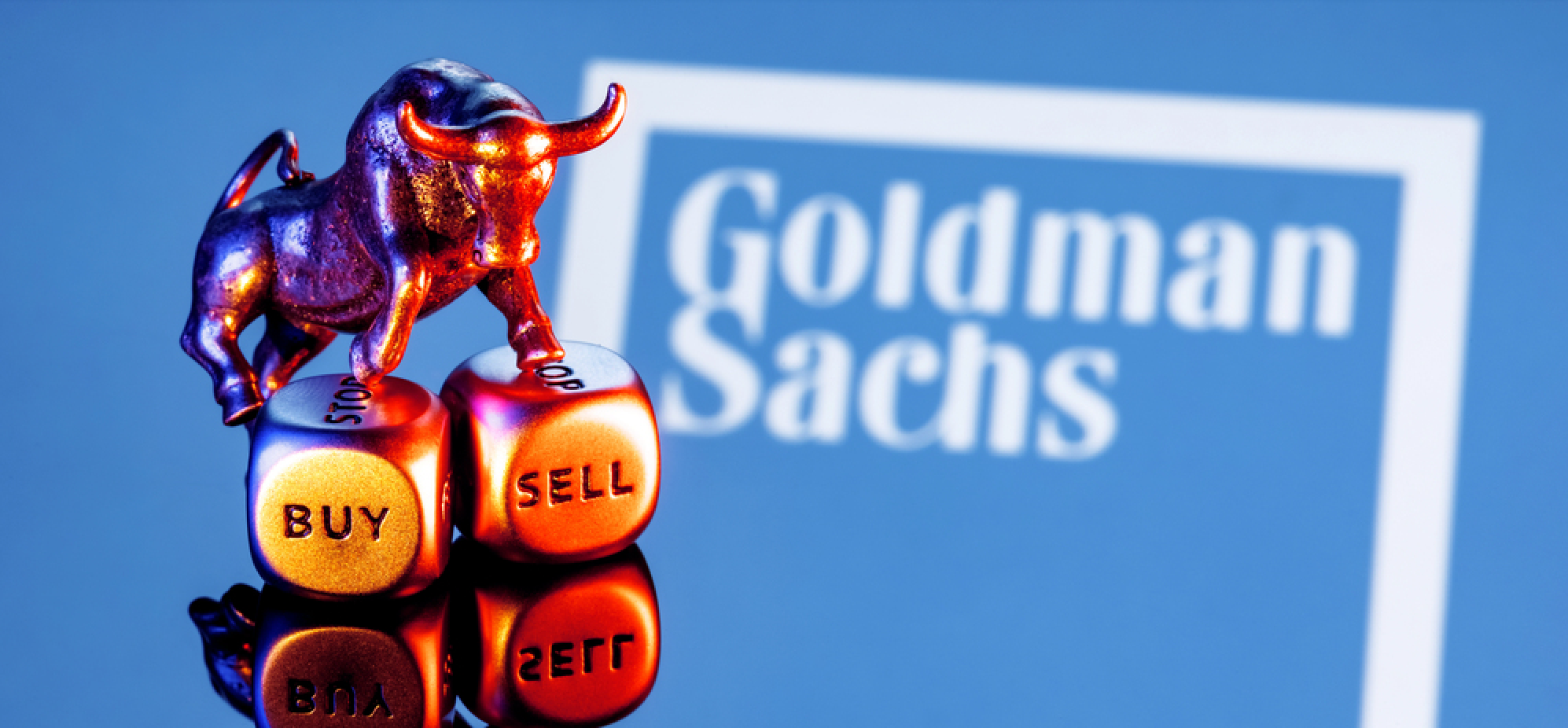 Kazan, Russia - Dec 20, 2021: Metal bull stands on buy-sell dices on background of Goldman Sachs bank logo — Stock Editorial Photography