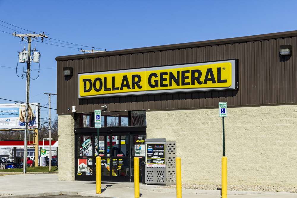 Muncie - Circa March 2017: Dollar General Retail Location. Dollar General is a Small-Box Discount Retailer VII — Stock Editorial Photography