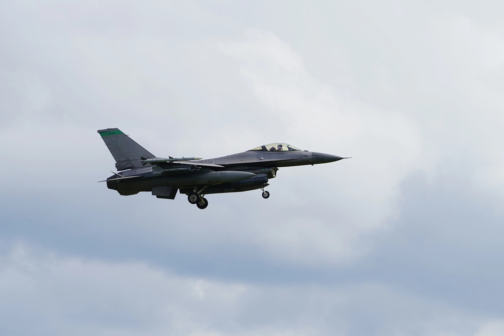 Camp Douglas, Wisconsin USA - August 9th, 2024: United States Air Force fighter jets F-35 and F-16 took off and landed at Volk Air Field during the Northern Lighting Combat training exercise. — Stock Editorial Photography