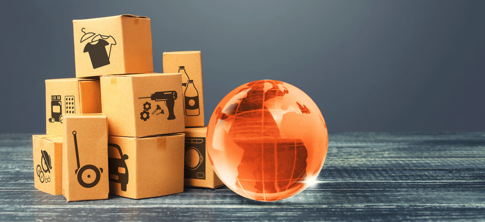 Orange glass earth globe and boxes. International world trade distribution. Delivery of goods, shipping. Globalization markets. Economics development. Global economy, import export freight traffic. — Photo
