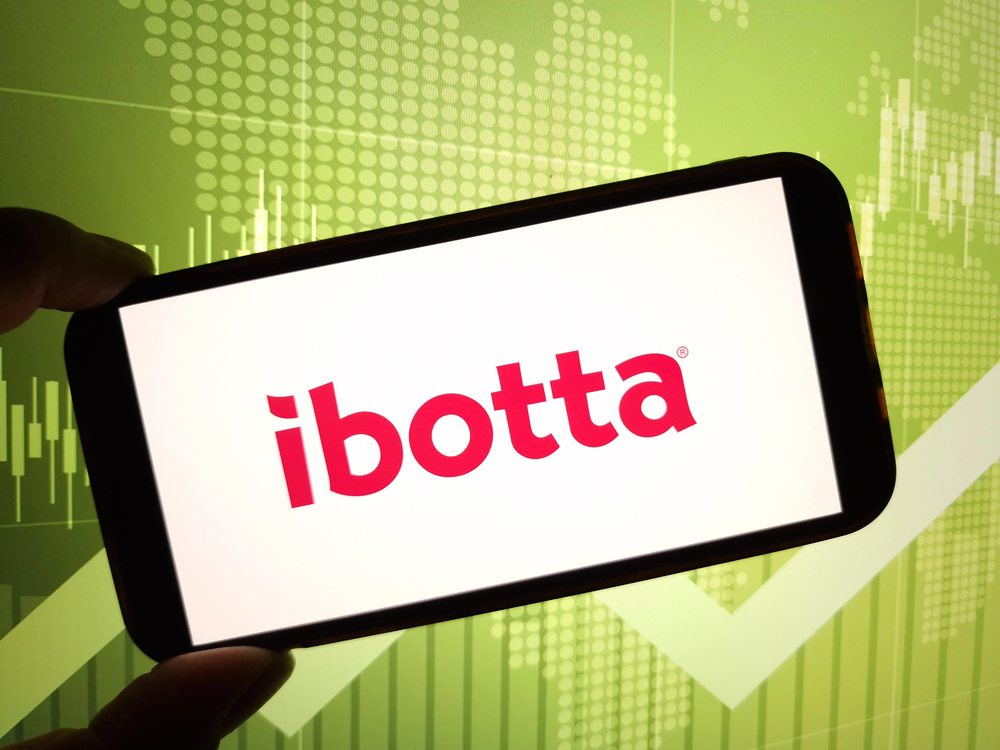 Konskie, Poland - June 09, 2024: Ibotta Inc company logo displayed on mobile phone — Stock Editorial Photography