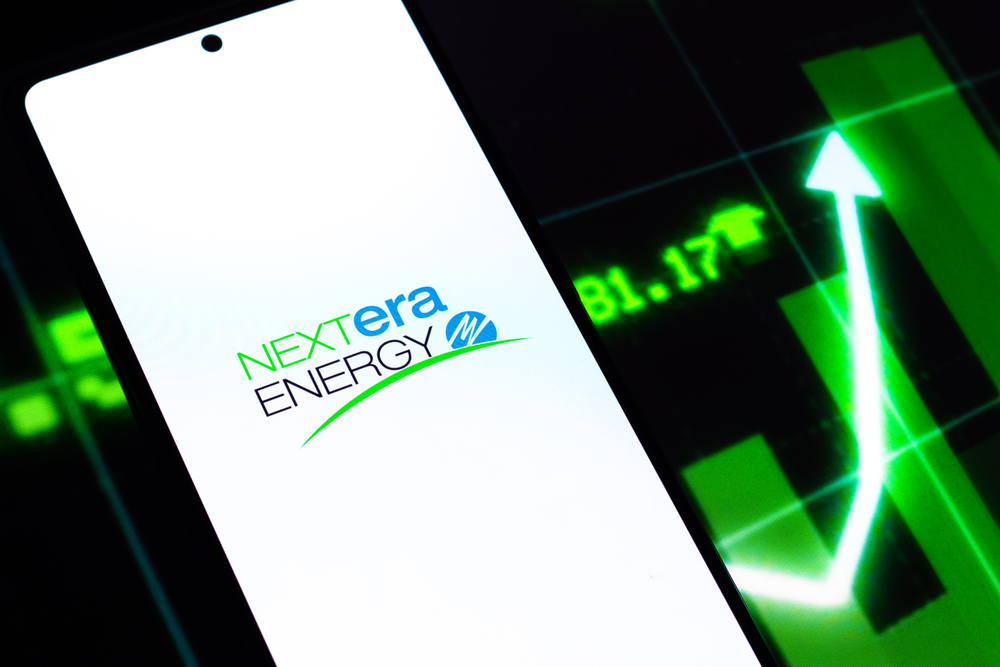 West Bangal, India - April 20, 2022 : NextEra Energy logo on phone screen stock image. — Stock Editorial Photography
