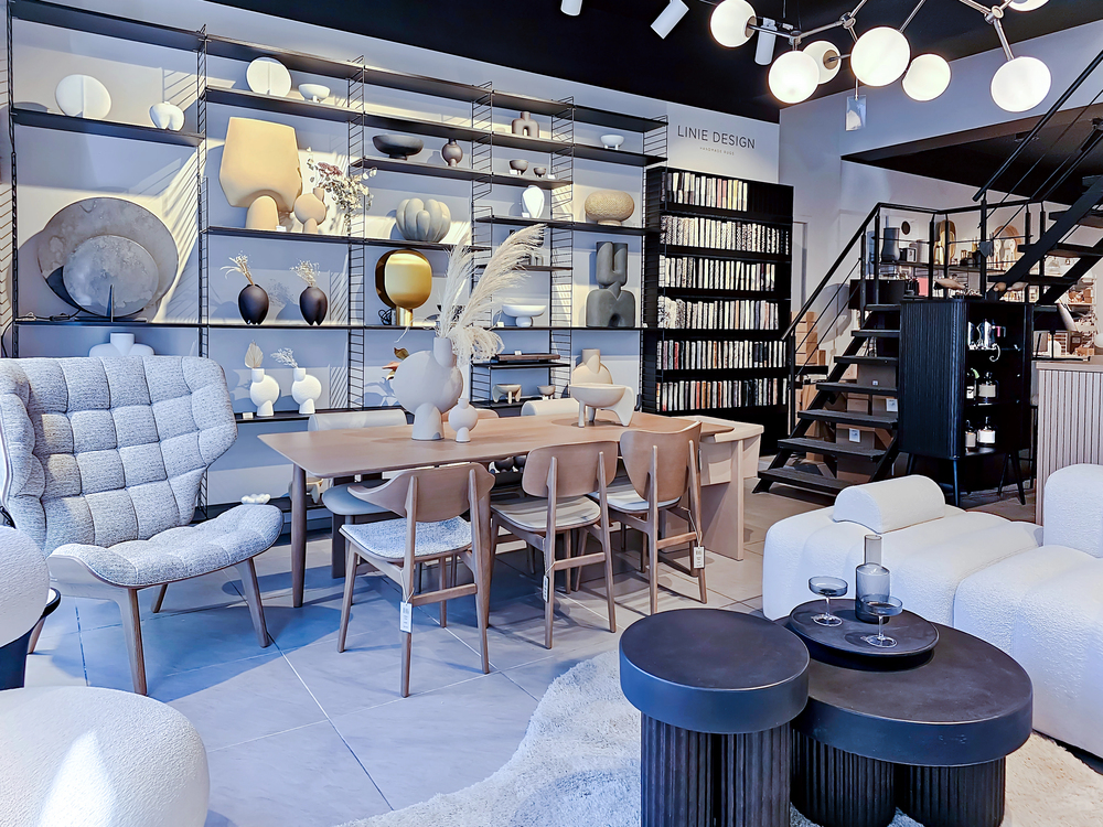 LATVIA, RIGA, 05 OCTOBER, 2023 : boutique store selling home decor with upholstered furniture, paintings and figurines in Riga, Latvia — Stock Editorial Photography