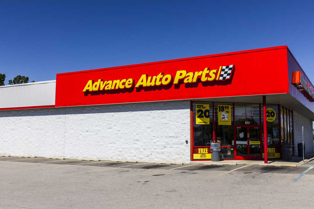 Ft. Wayne - Circa September 2016: Advance Auto Parts Retail Location. Advance Auto Parts is the largest retailer of automotive replacement parts and accessories in the US III — Stock Editorial Photography