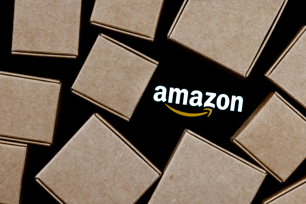 Kazan, Russia - Oct 02, 2021: Amazon is an American company, one of the world's largest e-commerce platform markets. Amazon logo on a black background surrounded by parcel boxes. — Stock Editorial Photography
