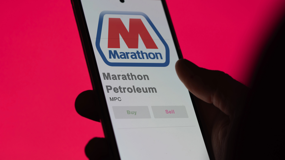 Close up photo off marathon petroleum logo on a smart phone. Marathon petroleum price stocks.