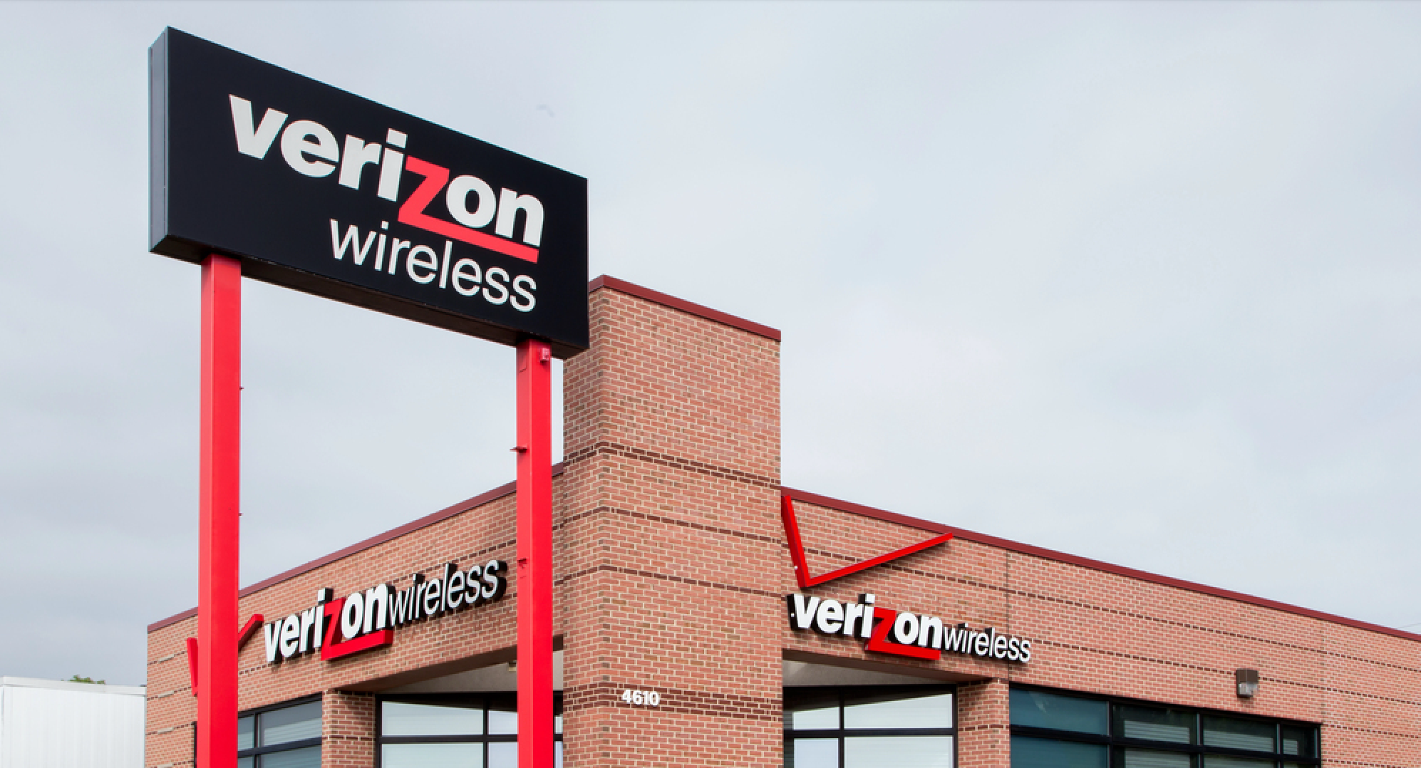 Verizon Wireless retail store. Verizon Wireless is a wholly owned subsidiary of Verizon Communications, Inc. — Photo by wolterke