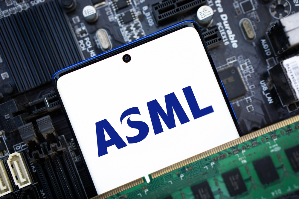 Dhaka, Bangladesh 05 Feb 2025: ASML Holding N.V. known as ASML logo on Smartphone. — Stock Editorial Photography