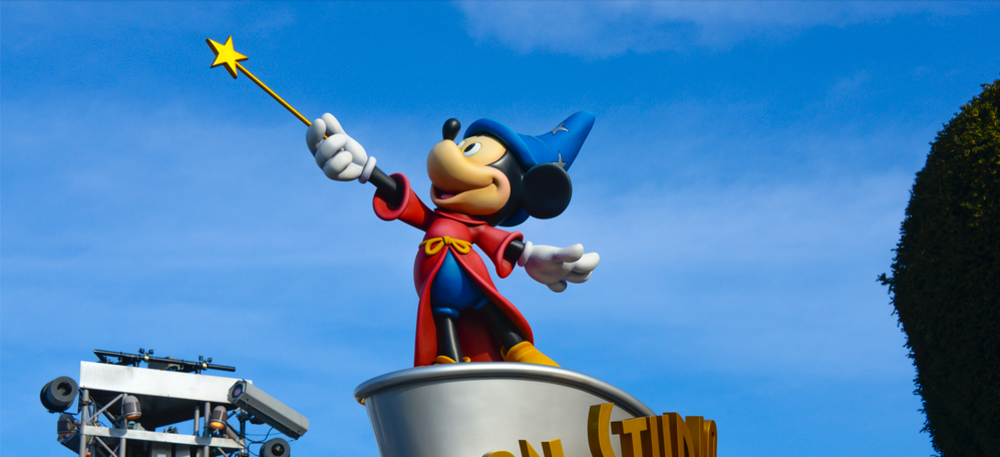 FRANCE, PARIS - February 28, 2016 - View of the Wizard Mickey Mouse, from the movie Fantasia, welcoming us to the Disney studios. — Stock Editorial Photography
