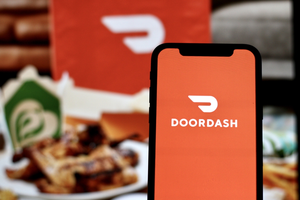 INDONESIA - JUNE 4TH, 2024: in this photo illustration logo of Doordash, a online food delivery company, is displayed on a smartphone — Stock Editorial Photography