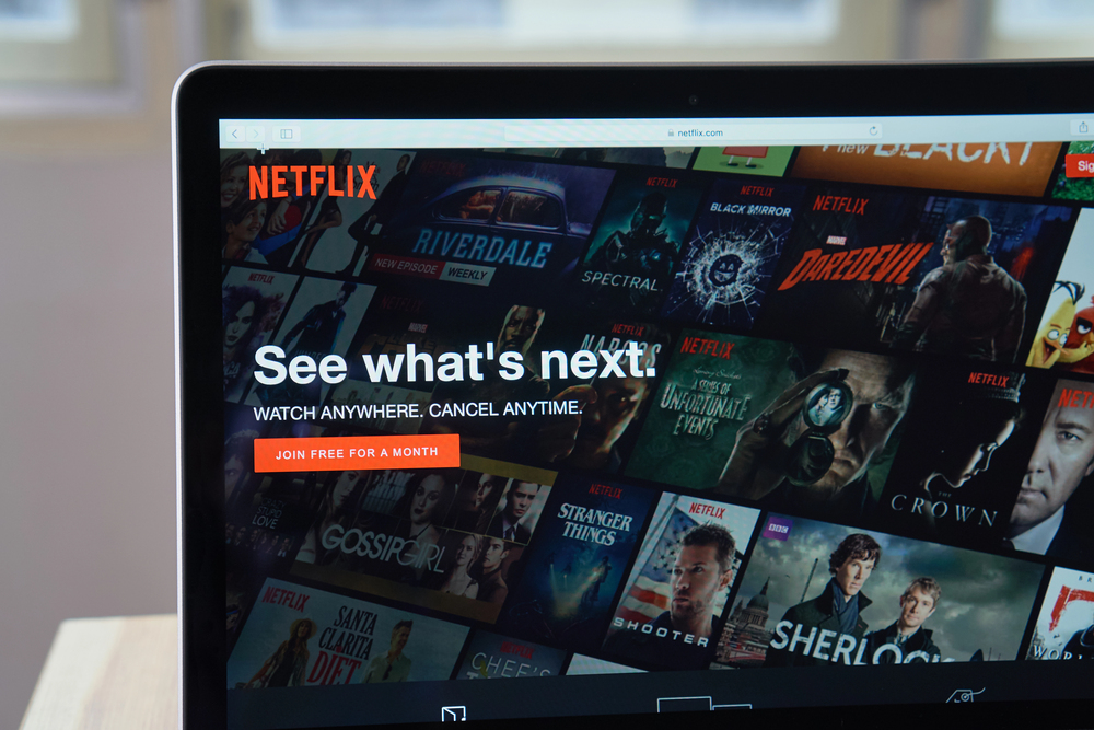 Bangkok, Thailand - August 31, 2017 : Netflix app on Laptop screen. Netflix is an international leading subscription service for watching TV episodes and movies. — Stock Editorial Photography