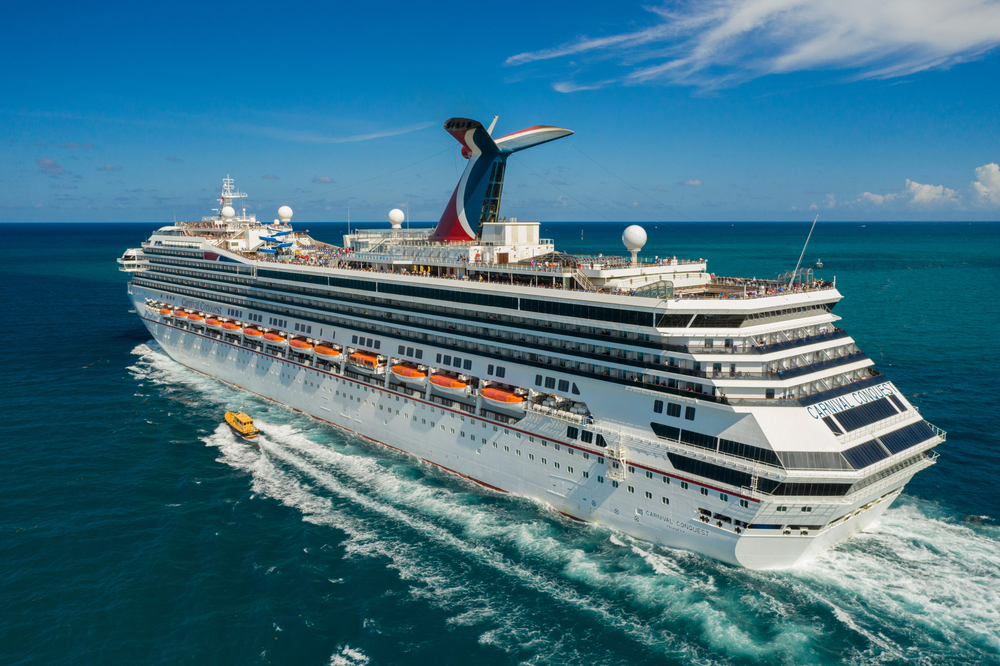 Aerial photo Carnival Conquest cruise ship departing Miami — Stock Editorial Photography