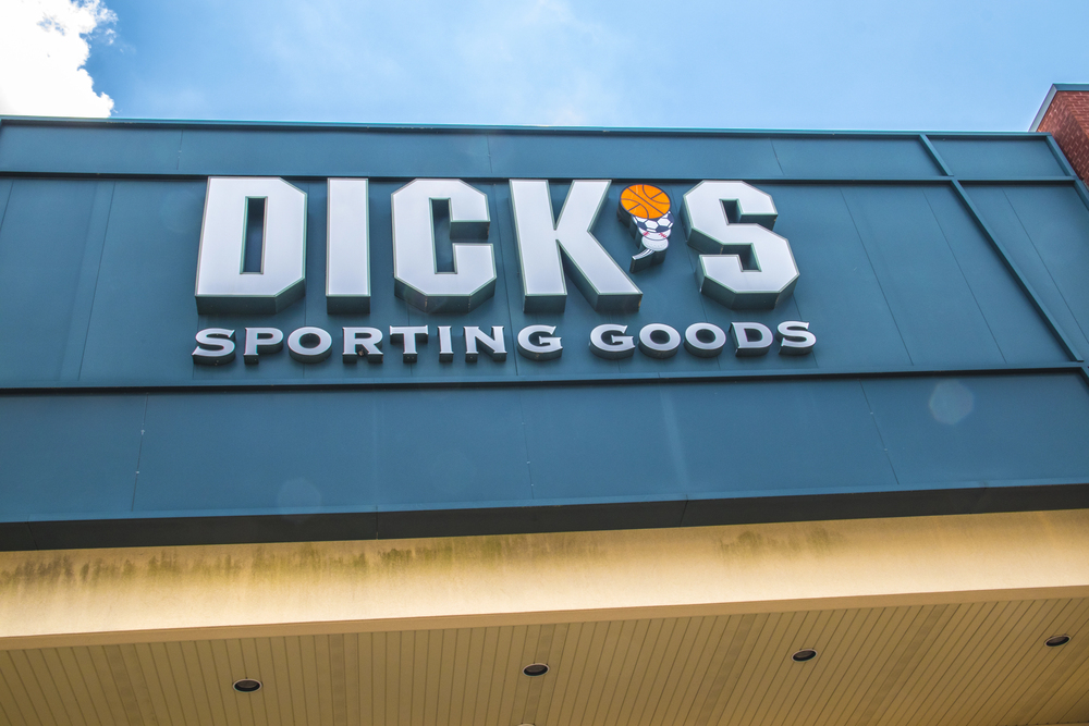 Loganville, Ga / USA - 07 20 20: View of the Dick's Sporting Goods building sign — Stock Editorial Photography