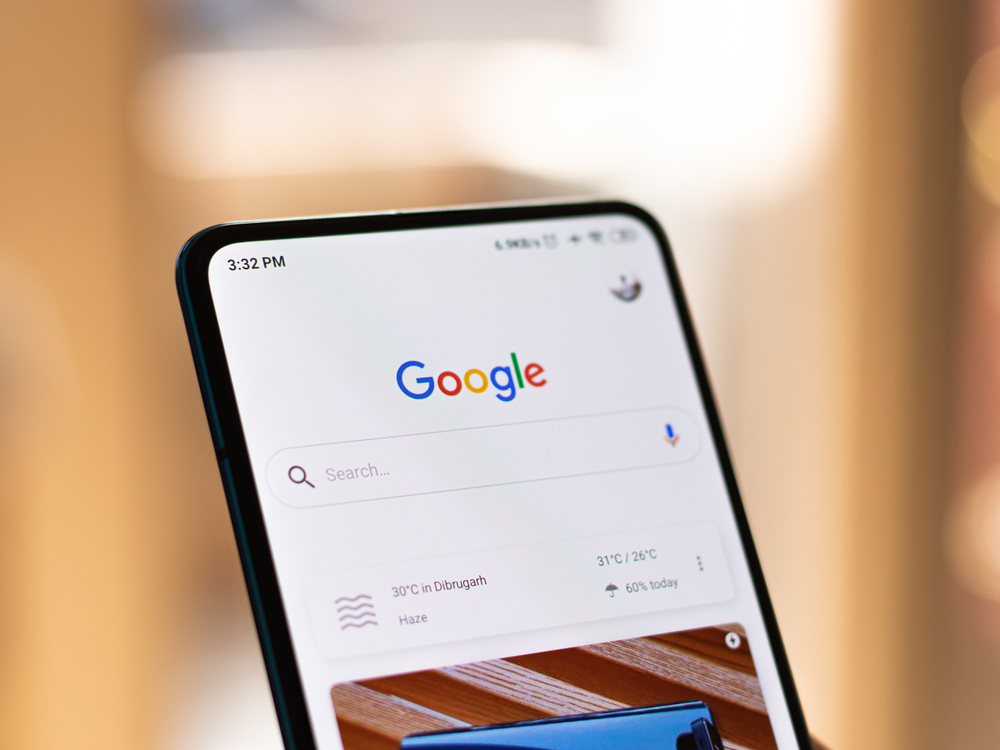 West Bangal, India - September 28, 2021 : Google logo on phone screen stock image. - Stock Editorial Photography