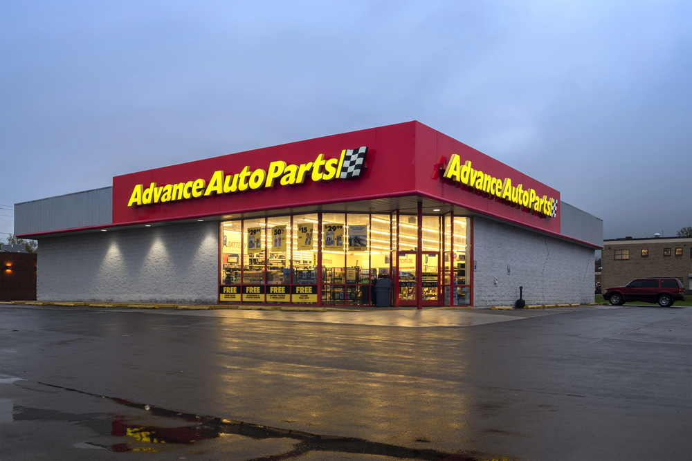 Yorkville, New York - Oct 27, 2019: Dusk View of Advance AutoParts Store, a Retail Supplier of Aftermarket Auto Parts and Accessories, One of about 5000 Stores Worldwide. - Stock Editorial Photography