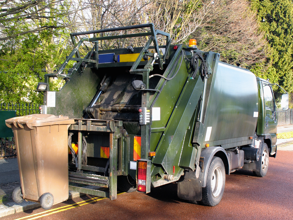 Green garbage truck — Photo