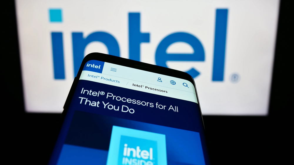 Stuttgart, Germany - 07-29-2023: Smartphone with website of US technology company Intel Corporation on screen in front of business logo. Focus on top-left of phone display. — Stock Editorial Photography