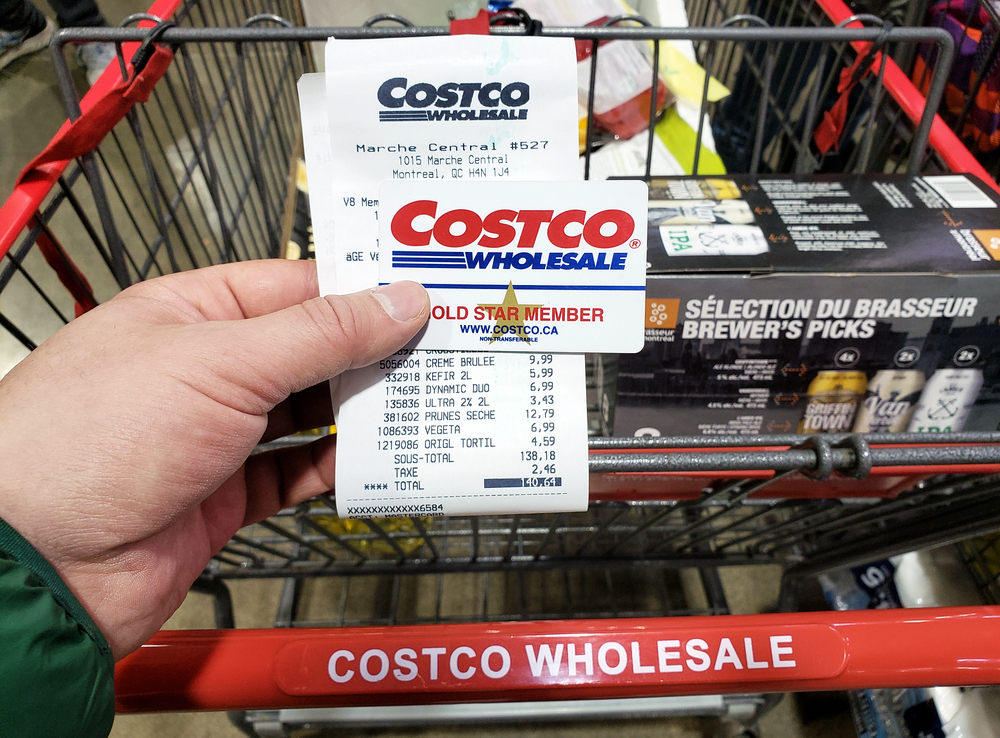 Costco receipt and membership card — Stock Editorial Photography