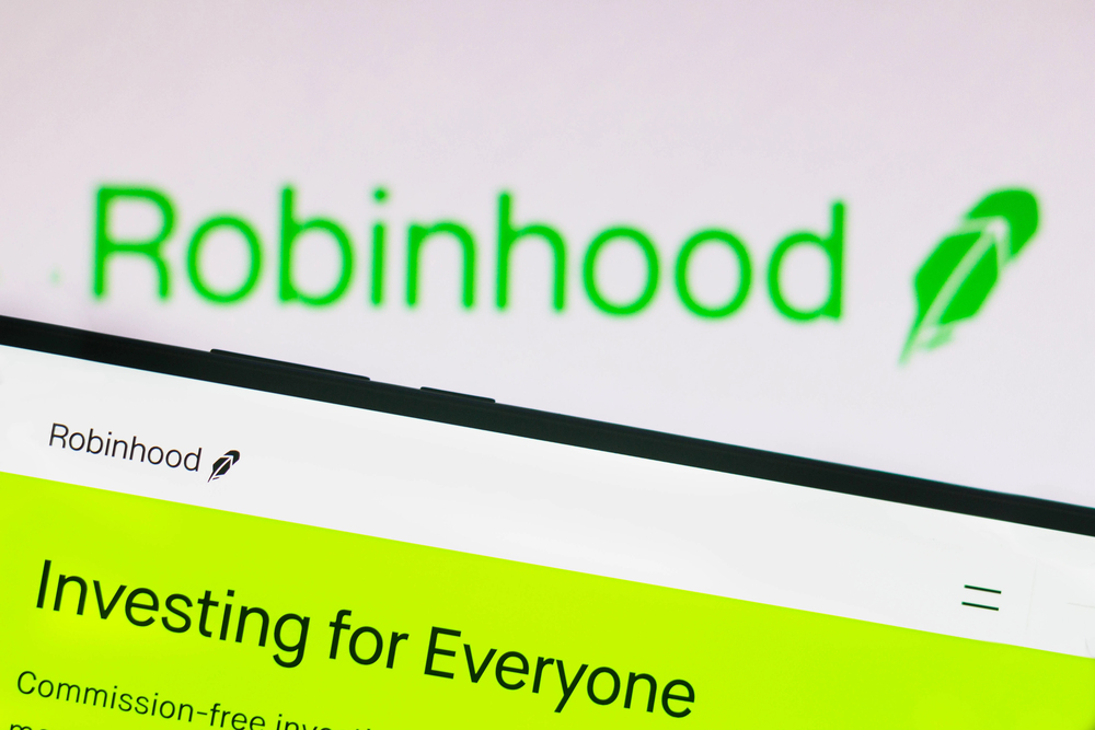 March 28, 2021, Brazil. In this photo illustration the Robinhood Markets logo is seen on a smartphone and a pc screen — Stock Editorial Photography