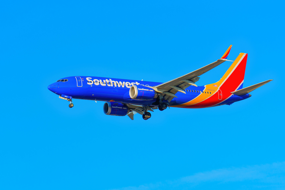 Los Angeles, California - January 6, 2025: Southwest Airlines Plane Approaching Landing in Clear Sky — Stock Editorial Photography