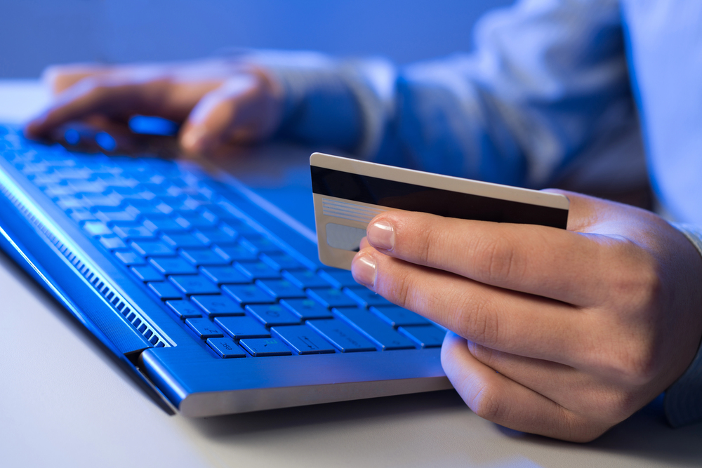 Man using credit card — Photo