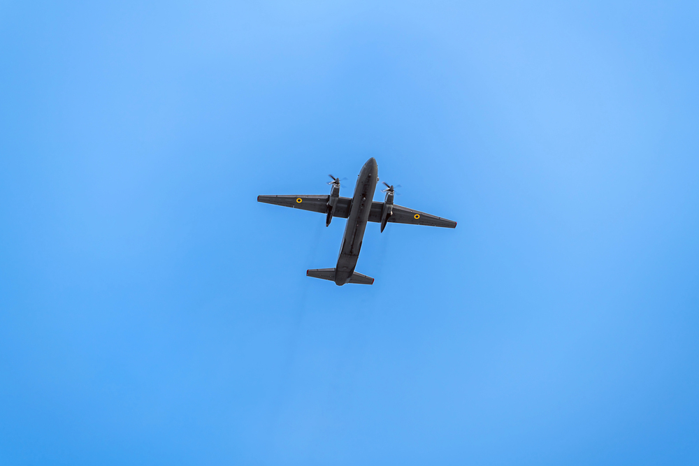 KYIV, UKRAINE - FEBRUARY 2022: Ukrainian national defense plane flies in the blue sky over Kyiv. Air Force of Ukraine. Protecting the Ukrainian skies from invasion — Stock Editorial Photography