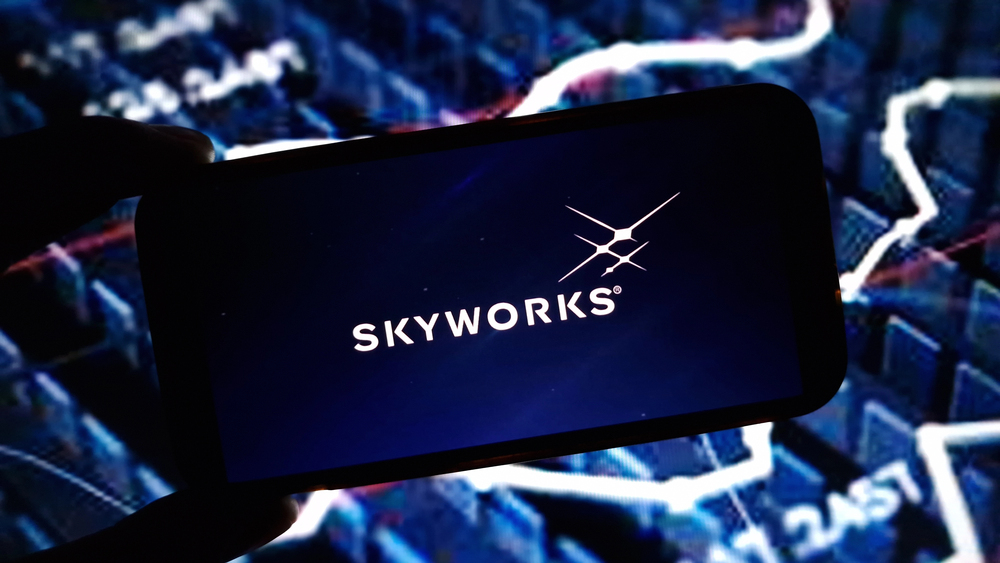 Konskie, Poland - December 08, 2024: Skyworks Solutions company logo displayed on mobile phone — Stock Editorial Photography