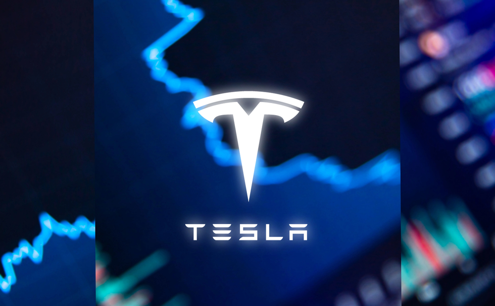 The Tesla logo on the background of the growth of the companys shares — Stock Editorial Photography