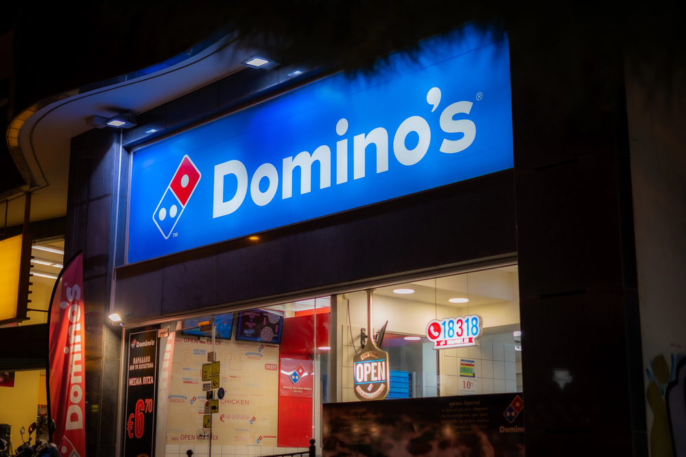 Athens, Greece-October 25,2024.Facade of a Domino's pizzeria with illuminated lights photographed at night. — Stock Editorial Photography