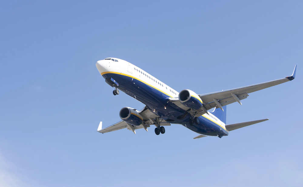 Boeing 737 makes its landing approach to oporto — Photo