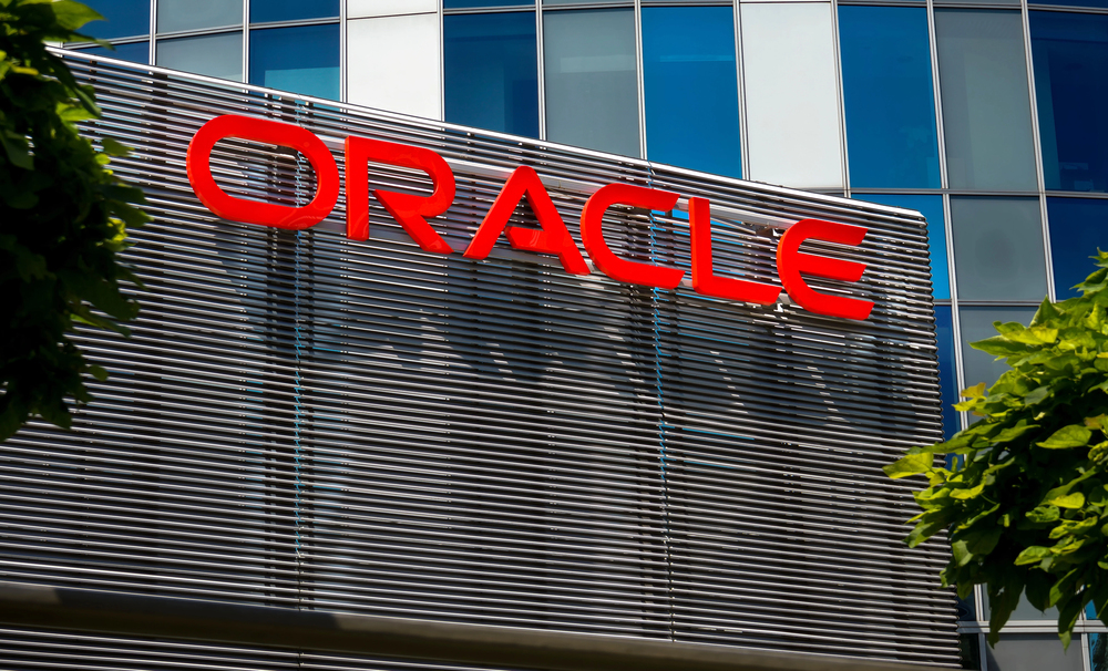 Bucharest, Romania - June 25, 2020: Oracle logo is seen on top of an architectural metal fence at ground floor of SkyTower office building in Bucharest, Romania. Image for editorial use only. — Stock Editorial Photography