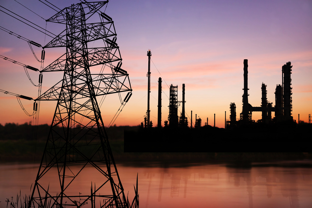 High voltage pose with petrochemical oil refinery plant — Photo