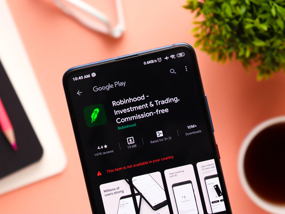 Assam, india - February 19, 2021 : Robinhood logo on phone screen stock image. — Stock Editorial Photography