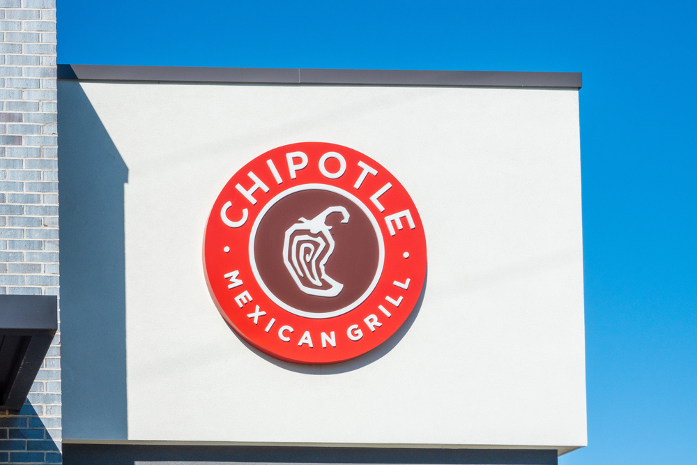East Lansing, MI - August 31, 2024: Chipotle Mexican Grill Storefront Sign with Copy-Space. High quality photo — Stock Editorial Photography